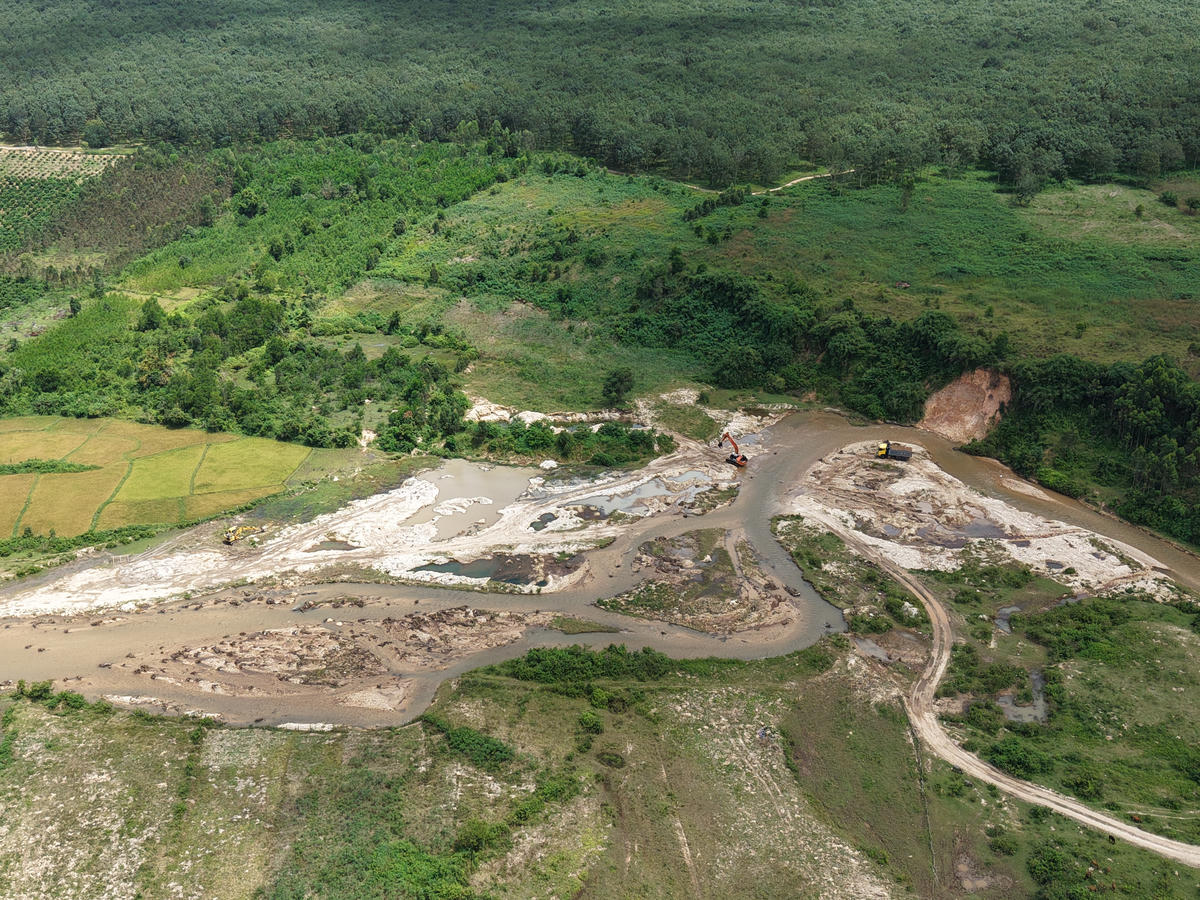 Khu vực suối Đak Jơ Ta không khác nào một đại công trường khai thác cát. Ảnh: Đình Sang.