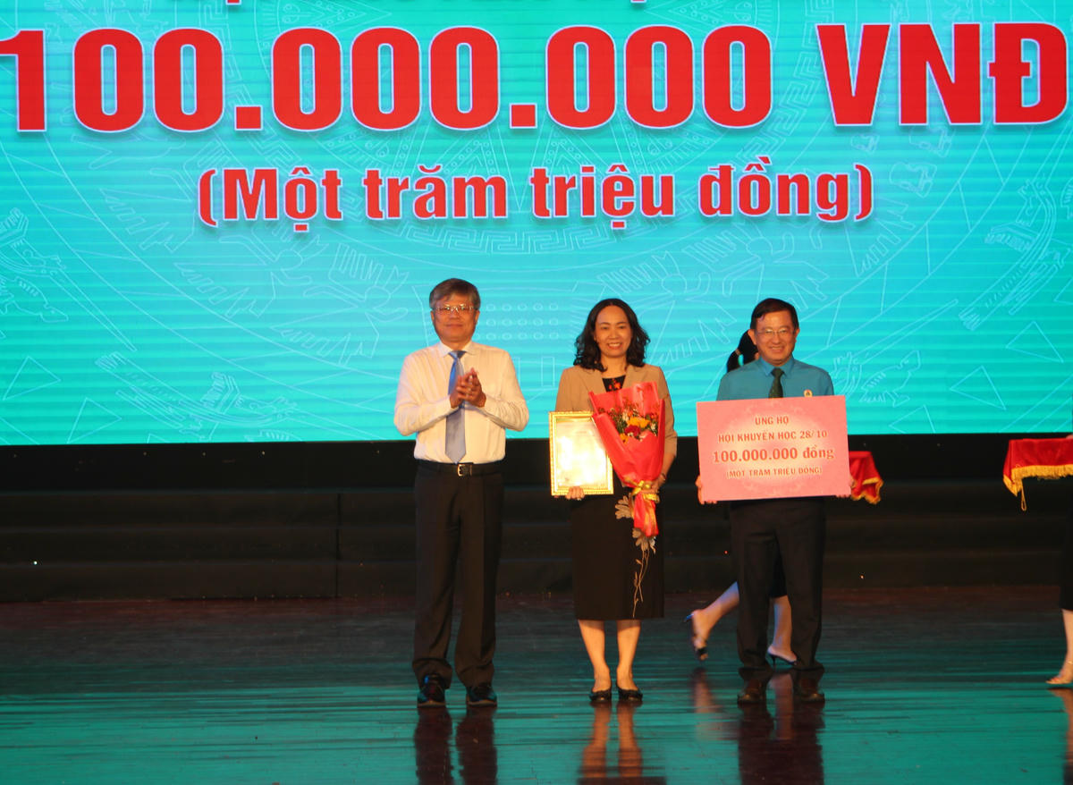 Tiếp nhận ủng hộ cho Quỹ khuyến học tại buổi lễ. Ảnh: Q.Định.