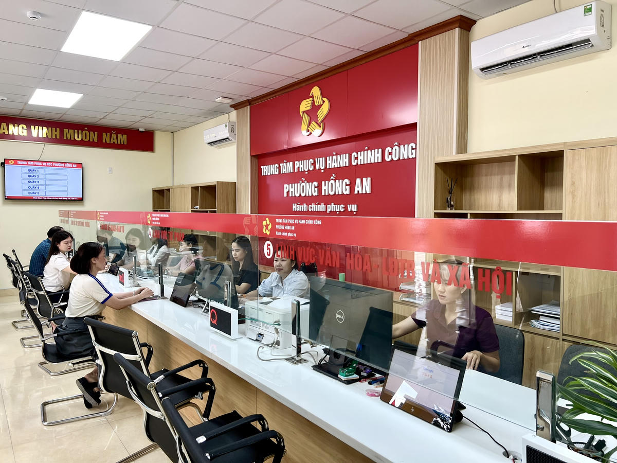 Người dân đến làm thủ tục hành chính tại Trung tâm Phục vụ hành chính công phường Hồng An, TP Hải Phòng. Ảnh: PT