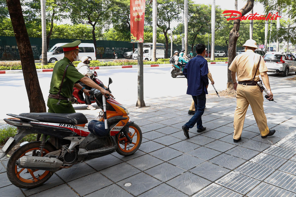 Tuy nhiên, thay vì chấp hành tài xế này liên tục gây khó khăn cho quá trình kiểm tra.