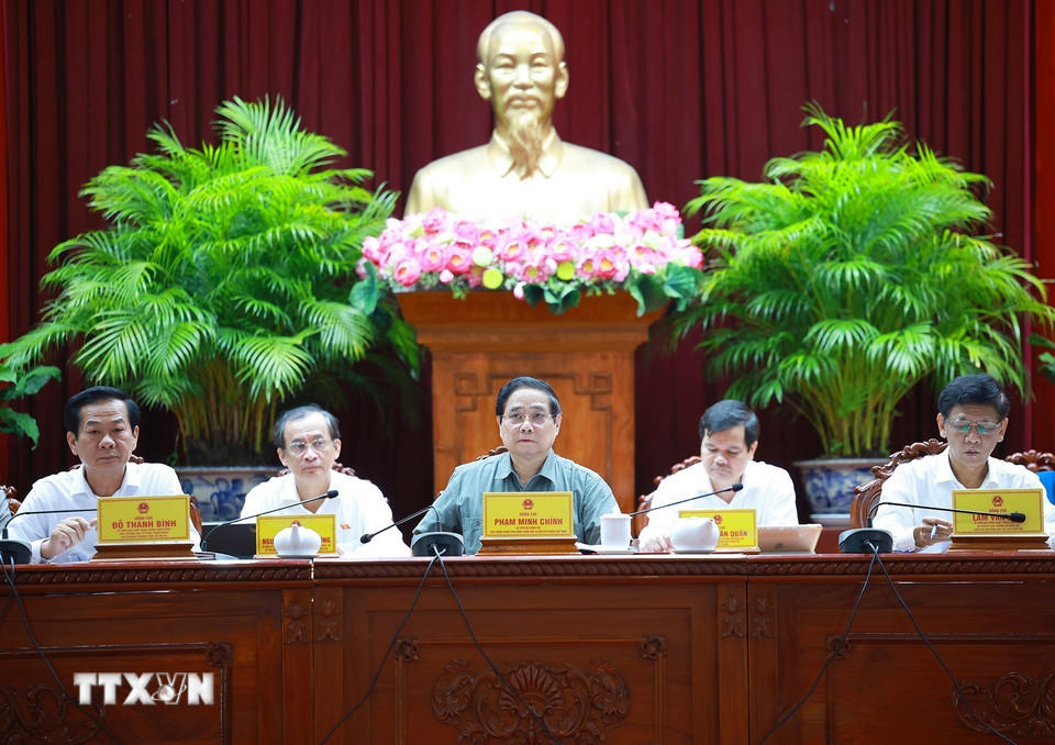 Thủ tướng Phạm Minh Chính và Đoàn đại biểu Quốc hội thành phố Cần Thơ tiếp xúc cử tri trước Kỳ họp thứ 10, Quốc hội khóa XV. (Ảnh: Dương Giang/TTXVN).