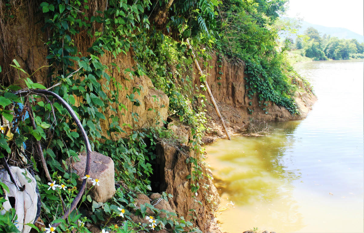 Bờ sông Côn bị sạt lở khoét sâu vào bờ. Ảnh: Tấn Thành.