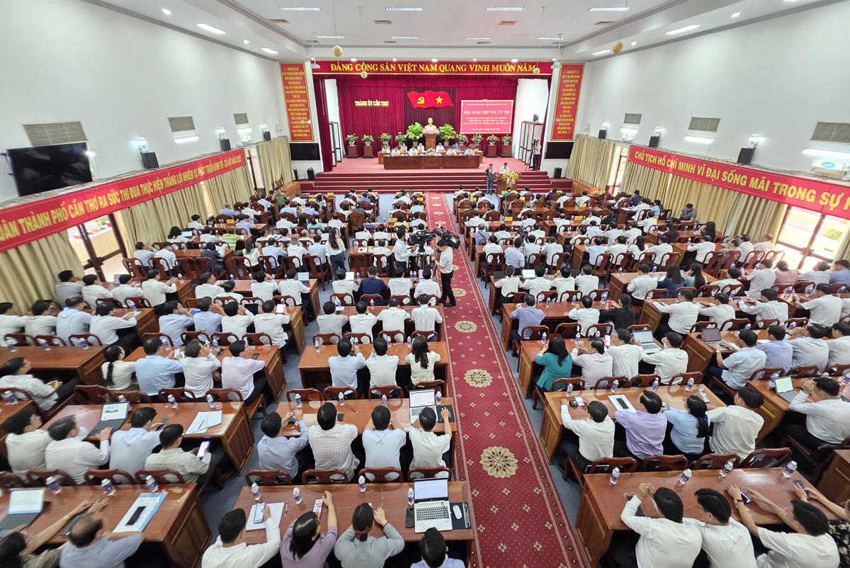 Thủ tướng Chính phủ Phạm Minh Chính và Đoàn ĐBQH TP Cần Thơ tiếp xúc cử tri với đại diện lãnh đạo các xã, phường trên địa bàn thành phố. (ảnh: M.T)