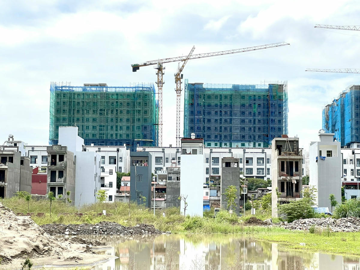 Khu TĐC ngõ 226 Lê Lai có vị trí thuận lợi, sát đường dẫn lên Cầu Hoàng Gia nối đô thị lõi Hải Phòng và Thuỷ Nguyên; gần nhiều khu nhà ở xã hội tại phường Ngô Quyền. Ảnh: PT. 