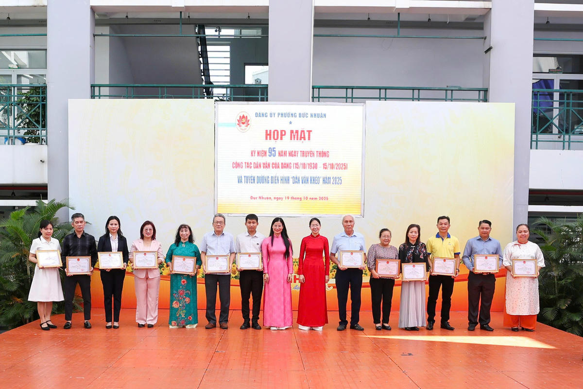 Tuyên dương các tập thể điển hình “Dân vận khéo” tại phường Đức Nhuận. Ảnh: BTC.