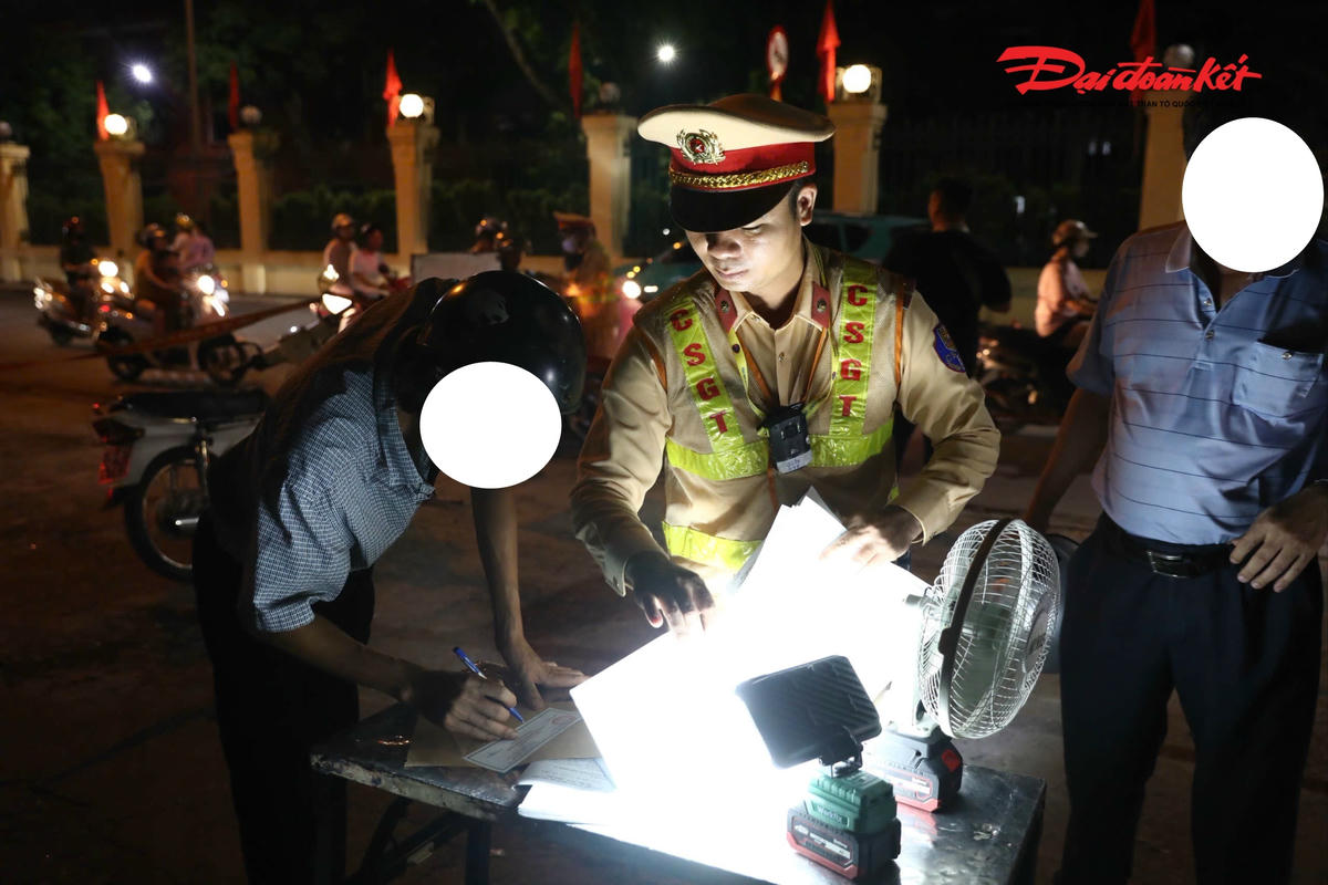 Theo chân Đội CSGT đường bộ số 6 tại điểm kiểm tra trên đường Nguyễn Phong Sắc (đoạn qua phường Nghĩa Đô), chỉ sau ít phút, đã có 8 tài xế vi phạm bị phát hiện.