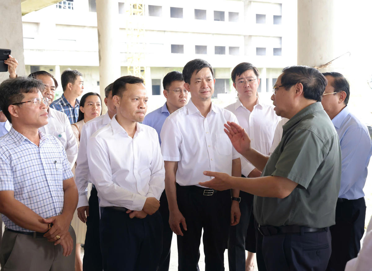 Thủ tướng Chính phủ Phạm Minh Chính kiểm tra, đôn đốc dự án xây dựng Bệnh viện Ung bướu Cần Thơ. (ảnh: M.T)