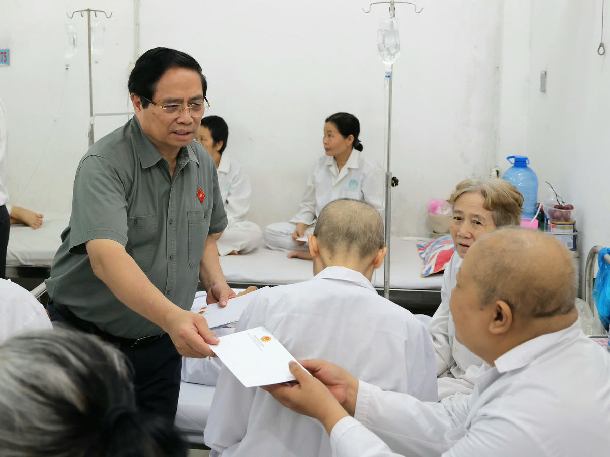 Dịp này Thủ tướng Chính phủ Phạm Minh Chính cũng động viên thăm hỏi và tặng quà cho các bệnh nhân tại Bệnh viện Ung Bướu Cần Thơ. (ảnh: M.T)
