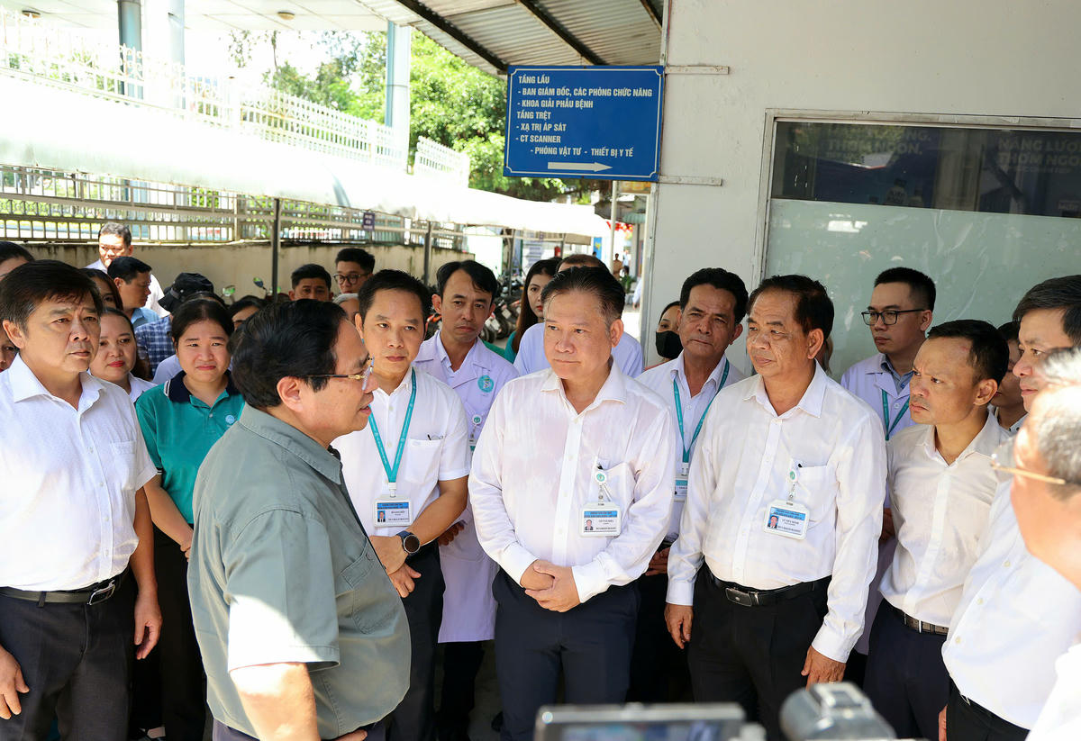 Thủ tướng Chính phủ kiểm tra hiện trạng cơ sở và thăm hỏi động viên đội ngũ lãnh đạo, cán bộ Bệnh viện Ung bướu Cần Thơ về những khó khăn hiện tại. (ảnh MT)