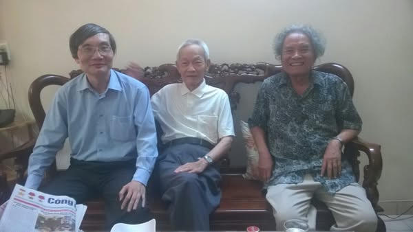 Tác giả thăm nguyên TBT Nguyễn Ngọc Thạch (người ngồi giữa) tại nhà riêng ở TPHCM, bên phải là nhà báo Trần Thanh Phương, nguyên Phó TBT báo Đại đoàn kết, năm 2015.