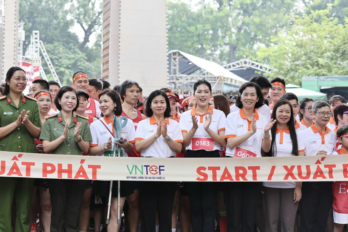 Bà Nguyễn Thị Tuyến, Ủy viên Ban chấp hành Trung ương Đảng, Phó Chủ tịch Ủy ban Trung ương Mặt trận Tổ quốc Việt Nam, Chủ tịch Hội Liên hiệp phụ nữ Việt Nam (thứ tư từ phải sang) cùng các Phó Chủ tịch Hội LHPN Việt Nam, các đại biểu và vận động viên tham gia giải chạy: Ảnh: Thanh Tâm.