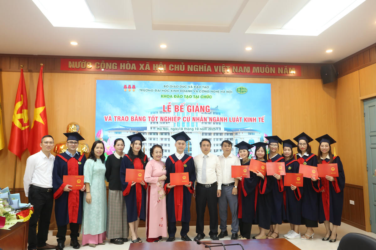  Các tân cử nhân nhận bằng tốt nghiệp.