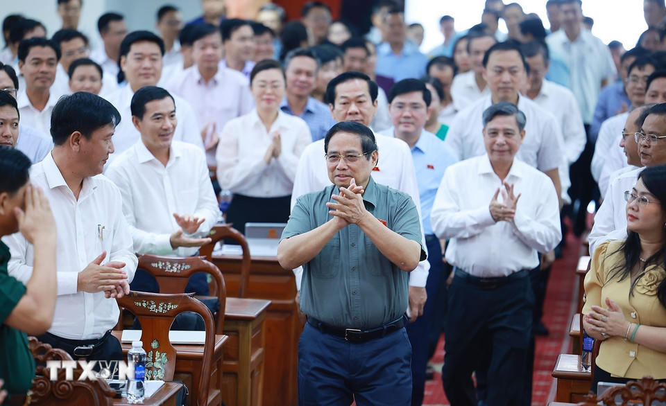 Thủ tướng Phạm Minh Chính tiếp xúc cử tri là đại diện lãnh đạo các xã, phường trên địa bàn thành phố Cần Thơ. (Ảnh: Dương Giang/TTXVN).