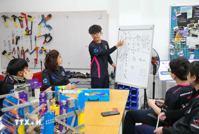 Nhiều học sinh trong các câu lạc bộ Robot và trí tuệ nhân tạo đã giành được những huy chương danh giá trên đấu trường quốc tế bằng sự sáng tạo và miệt mài trong quá trình nghiên cứu khoa học. (Ảnh: Thanh Tùng/TTXVN).