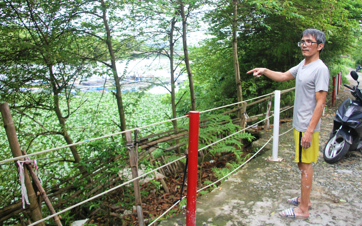 Ông Nguyễn Bảo Hòa nói về tình trạng sạt lở ở sông Tam Kỳ. Ảnh: Chí Đại.