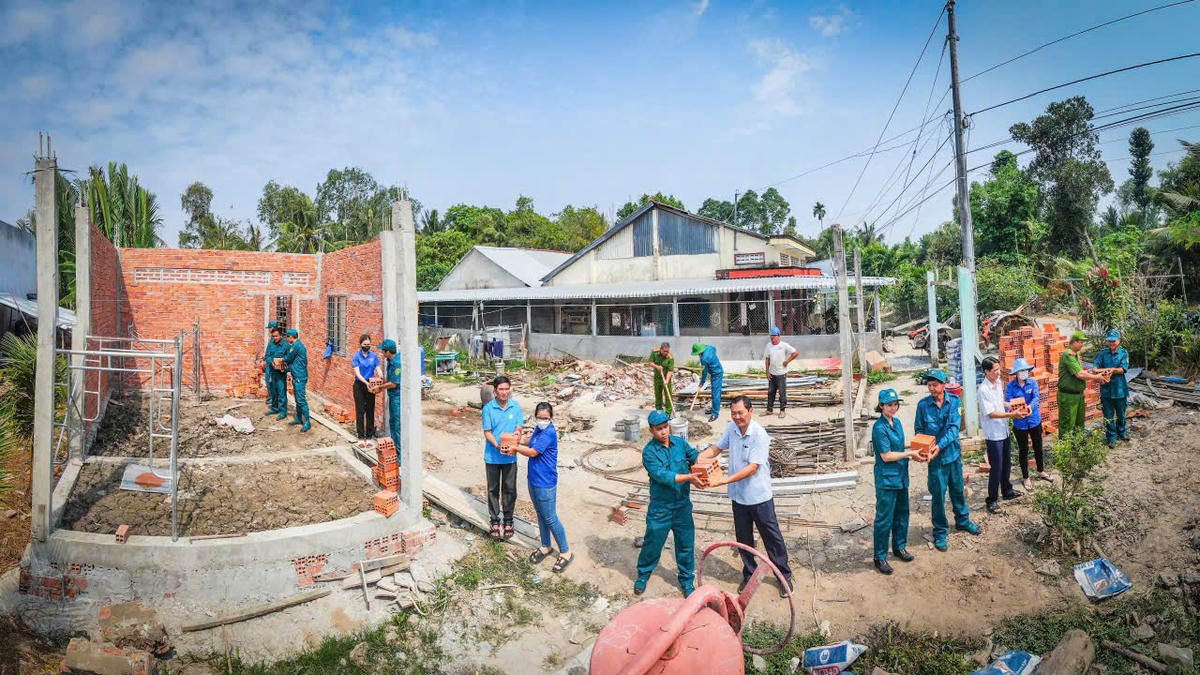 Thời gian qua, các phong trào, cuộc vận động do UBTƯ MTTQ Việt Nam phát động đã tạo nên sức mạnh và lan tỏa rộng khắp cả nước. (Trong ảnh, chính  quyền địa phương, lực lượng vũ trang cùng đoàn viên thanh niên và người dân An Giang chung tay thực hiện phong trào thi đua "Chung tay xóa nhà tạm, nhà dột nát trên phạm vi cả nước trong năm 2025”.&nbsp;Ảnh: Phương Vũ