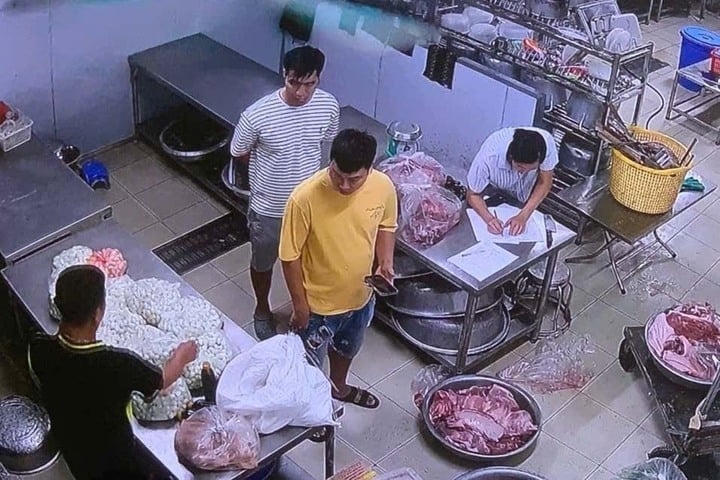 Khu vực bếp ăn trường Tiểu học Cự Khê, xã Bình Minh, Hà Nội. Ảnh: NTCC