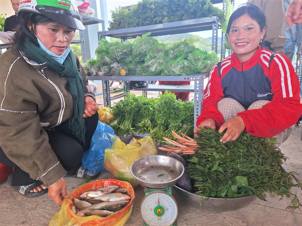 Người dân xã Tu Mơ Rông vui vẻ tham gia phiên chợ 0 đồng và có đồng lần thứ 3. Ảnh: Tấn Thành.