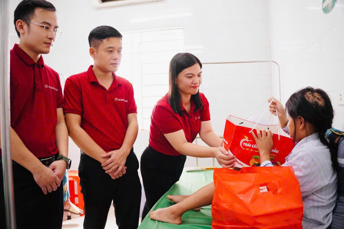 Đại diện Agribank Chi nhánh Hà Tĩnh trao quà động viên cháu H.T.N.L.