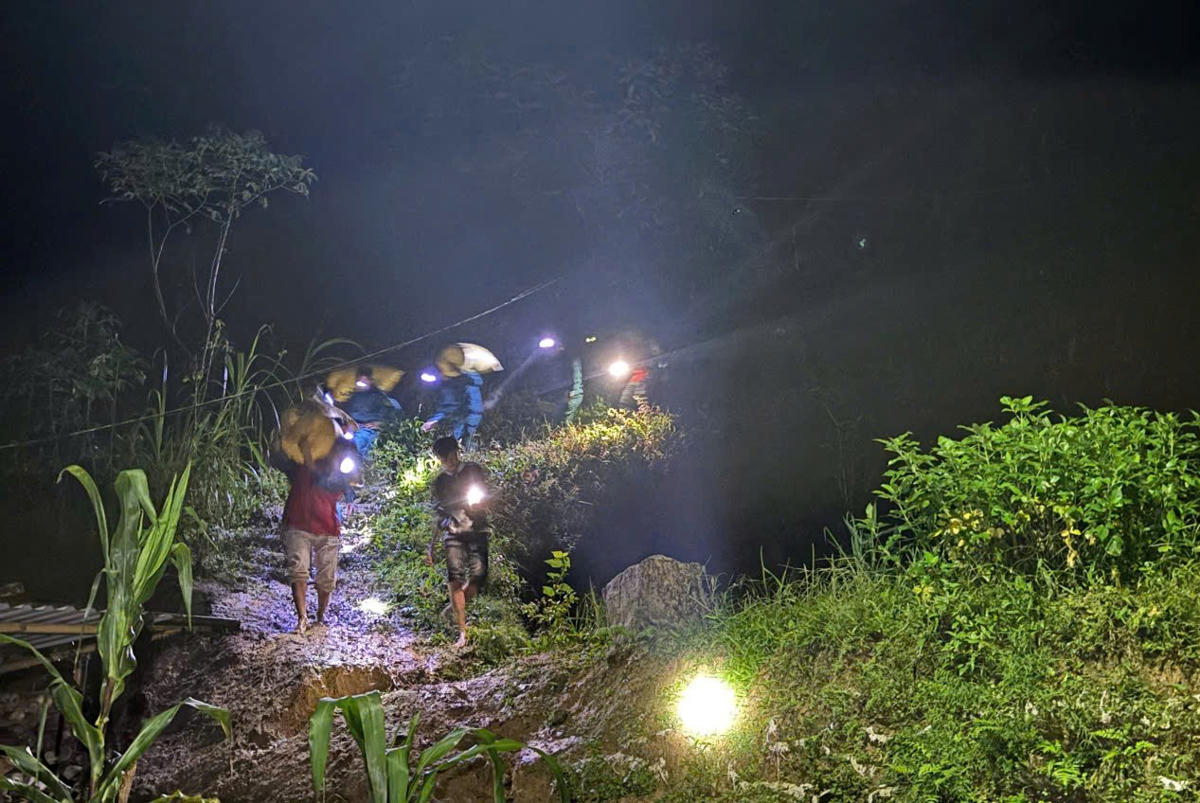 Lực lượng quân đội di chuyển tài sản của người dân thôn 2, xã Trà Linh đến nơi an toàn. Ảnh: CV.