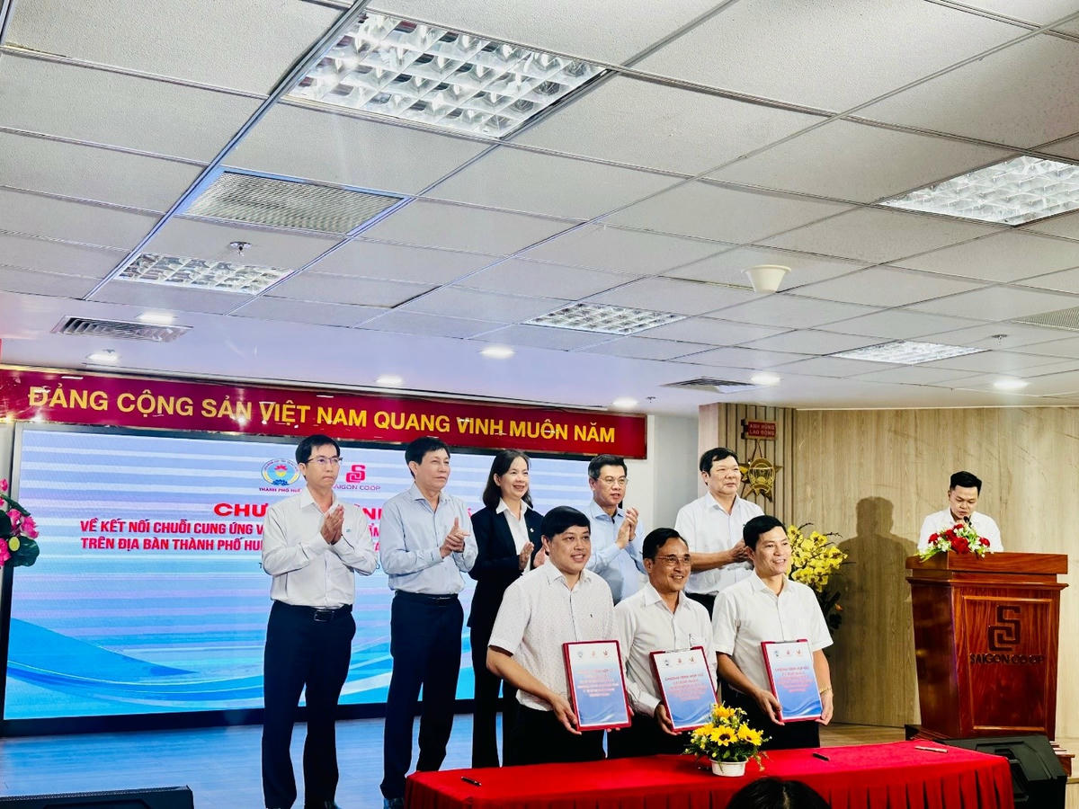 Đại diện Saigon Co.op, Liên minh HTX và Hội Doanh nhân trẻ TP Huế ký kết biên bản ghi nhớ hợp tác.