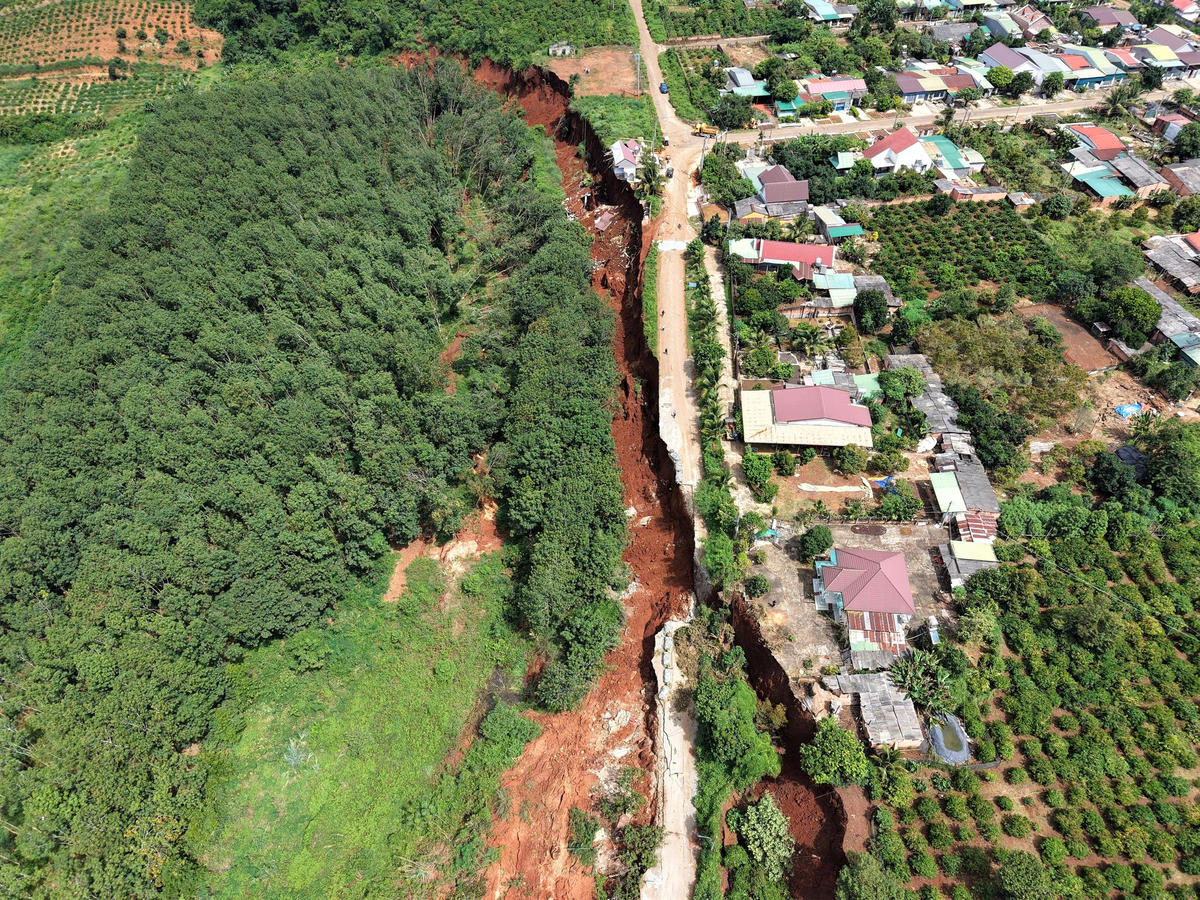 Đoạn đường từ trung tâm xã Ia Ly, tỉnh Gia Lai đi Trạm truyền tải 500kV sạt lở. Ảnh: Tấn Thành.