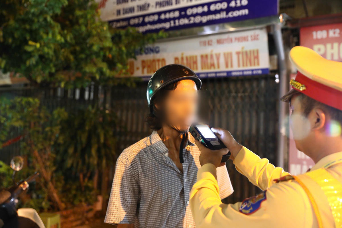 Lực lượng CSGT Hà Nội đồng loạt kiểm tra nồng độ cồn. Ảnh: Lê Khánh.