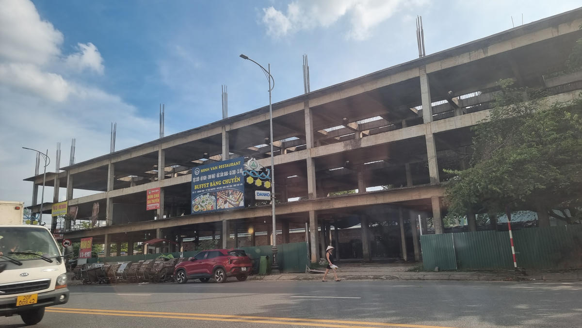 Tòa nhà Trung Tín nằm ở ngã tư Đội Cấn - Bến Tượng đã bỏ dang dở trước năm 2016 và dự án đã bị tỉnh Thái Nguyên thu hồi do vi phạm quy định về đầu tư. Ảnh: Toán Nguyễn.