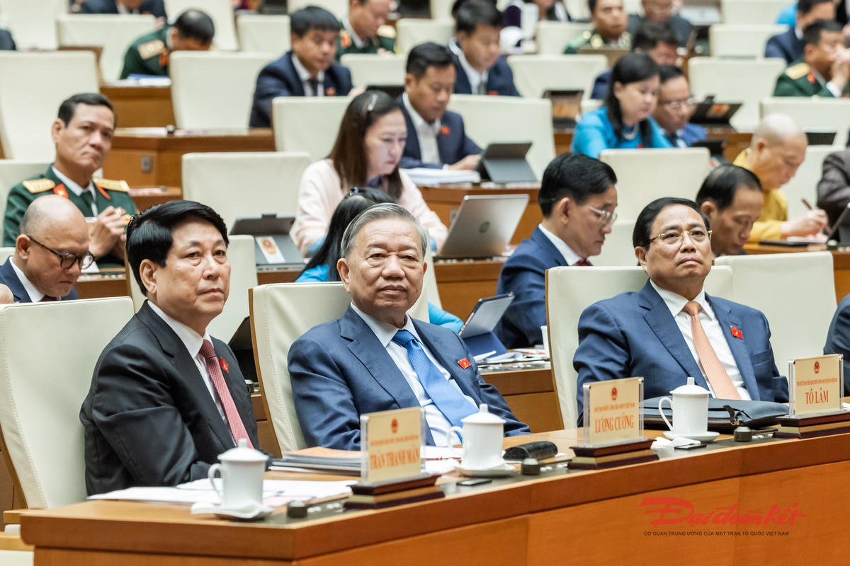 Tổng Bí thư Ban Chấp hành Trung ương Đảng Cộng sản Việt Nam Tô Lâm, Ủy viên Bộ Chính trị, Chủ tịch nước Cộng hòa xã hội chủ nghĩa Việt Nam Lương Cường, Ủy viên Bộ Chính trị, Thủ tướng Chính phủ Phạm Minh Chính tham dự Phiên khai mạc Kỳ họp thứ 10, Quốc hội khóa XV. Ảnh: Quang Vinh.