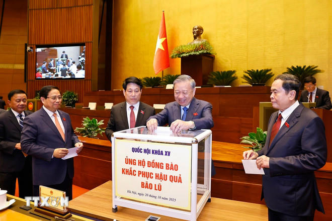 Tổng Bí thư Tô Lâm, Chủ tịch nước Lương Cường, Thủ tướng Phạm Minh Chính, Chủ tịch Quốc hội Trần Thanh Mẫn và đại biểu Quốc hội ủng hộ đồng bào khắc phục hậu quả bão lũ. (Ảnh: Doãn Tấn/TTXVN).