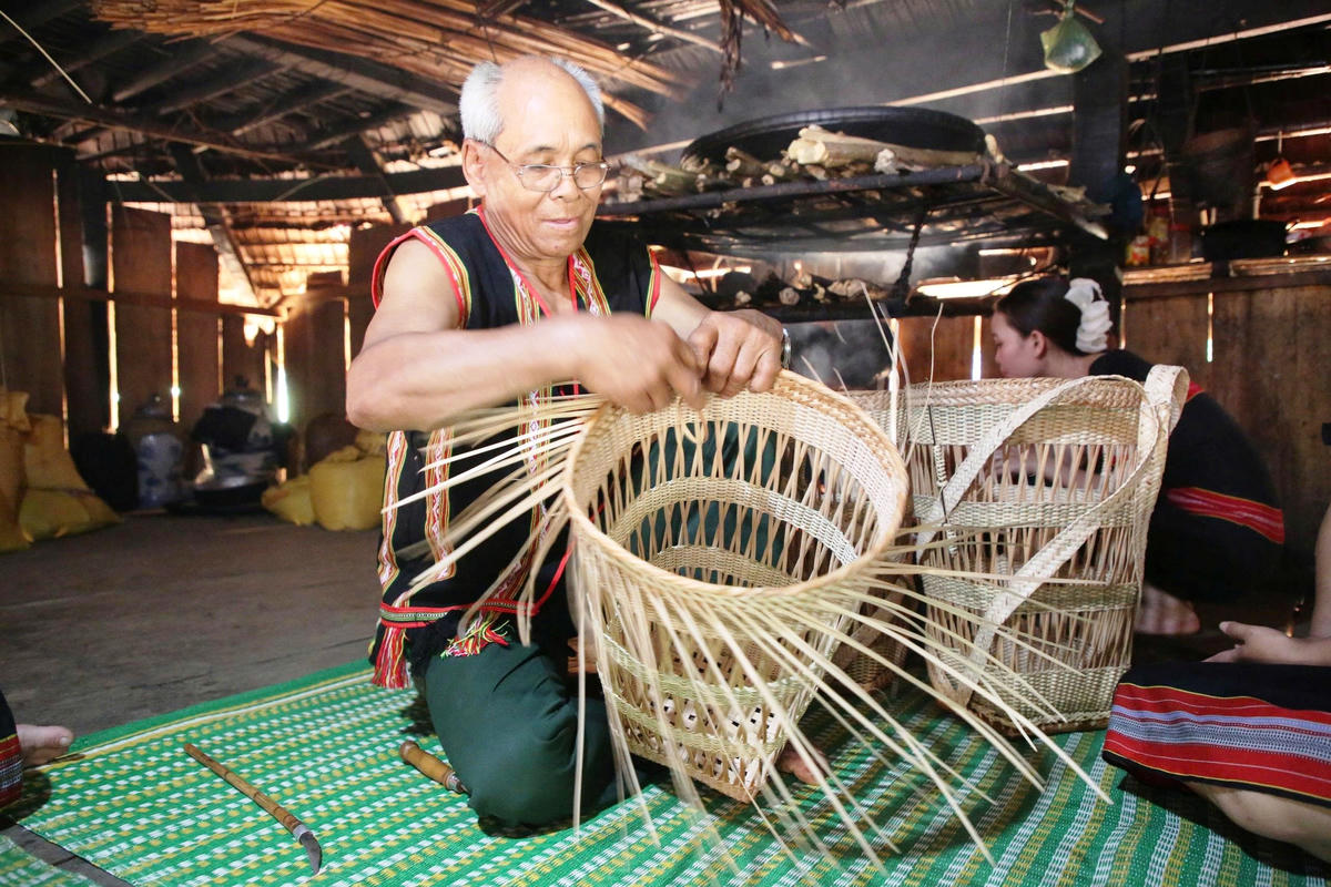 Ông Phong Nhấp miệt mài giữ nghề đan lát. Ảnh: Tấn Thành