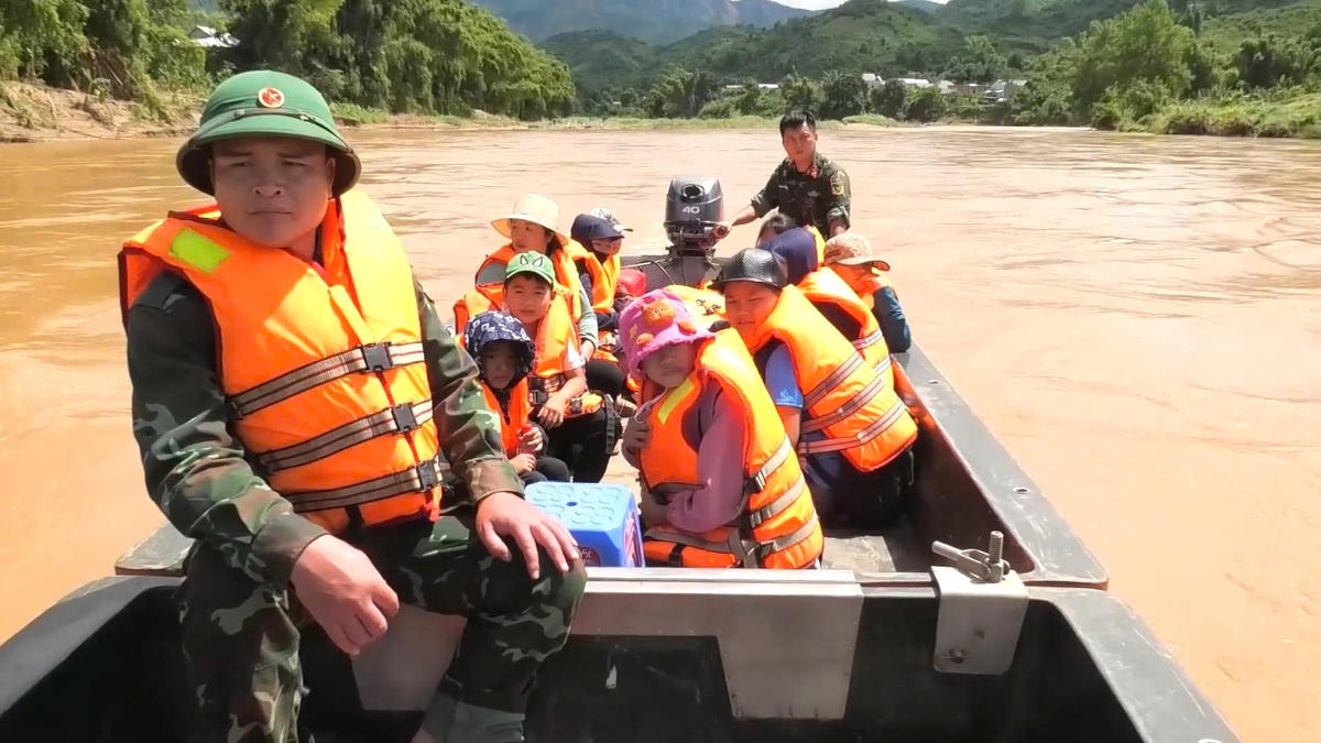 Bộ đội đưa học sinh qua sông đi học mỗi ngày. Ảnh: Cao Thiên - Dương Linh.