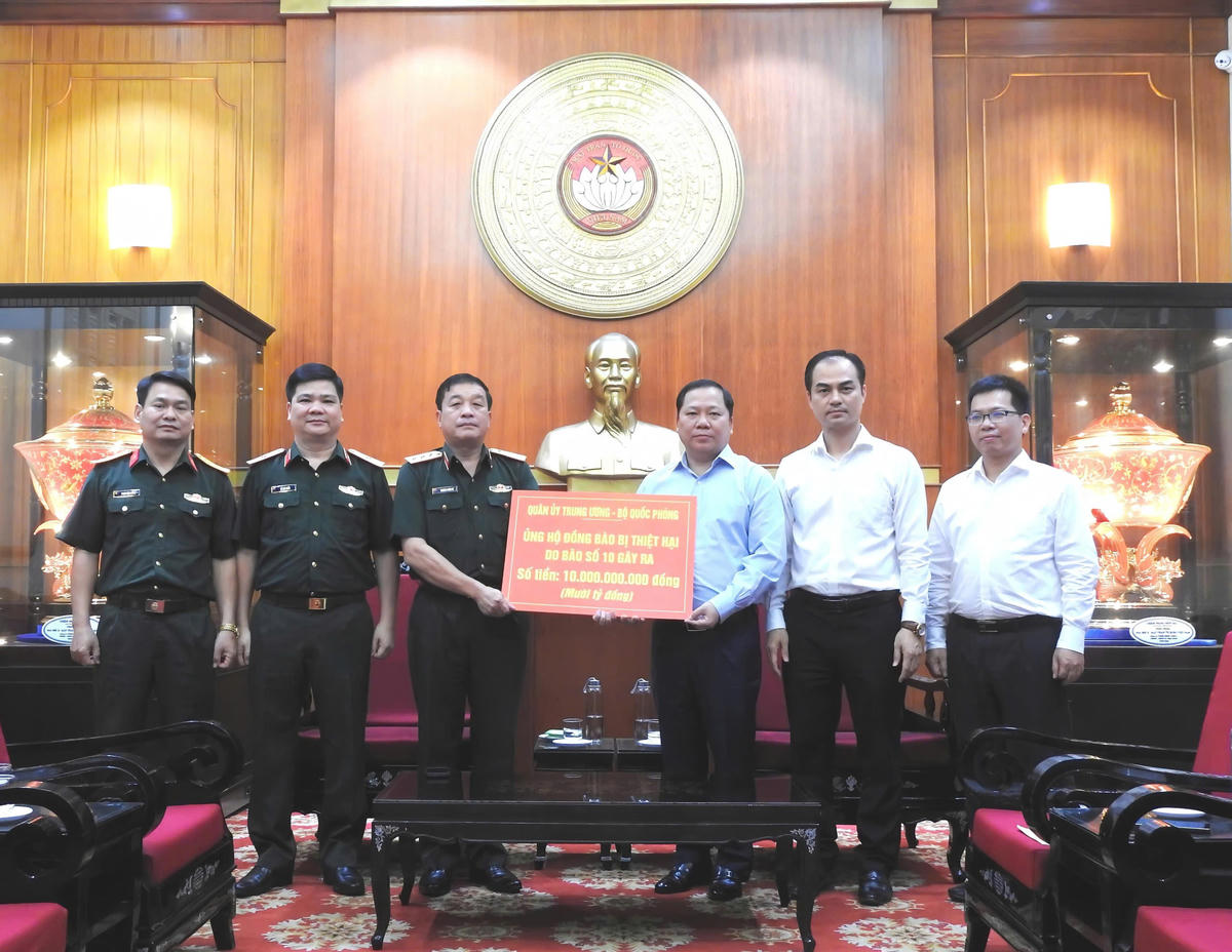 Ông Nguyễn Phi Long, Ủy viên Dự khuyết Ban chấp hành Trung ương Đảng, Phó Bí thư Đảng ủy MTTQ, các đoàn thể Trung ương tiếp nhận ủng hộ từ Quân ủy Trung ương, Bộ Quốc phòng. Ảnh: Văn Hoa