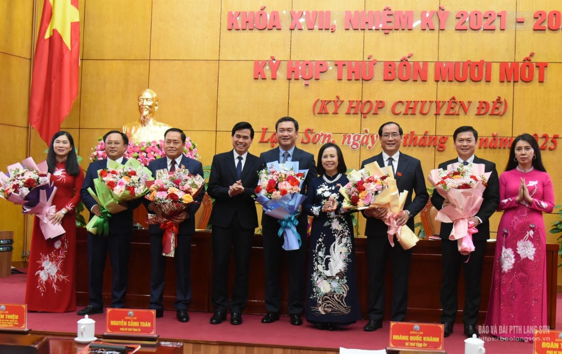 Bí thư Tỉnh ủy Lạng Sơn Hoàng Quốc Khánh và Phó bí thư thường trực Tỉnh ủy, Chủ tịch HĐND tỉnh Lạng Sơn Đoàn Thị Hậu tặng hoa chúc mừng các đồng chí được bầu và miễn nhiệm các chức danh tại kỳ họp. Ảnh: BLS.