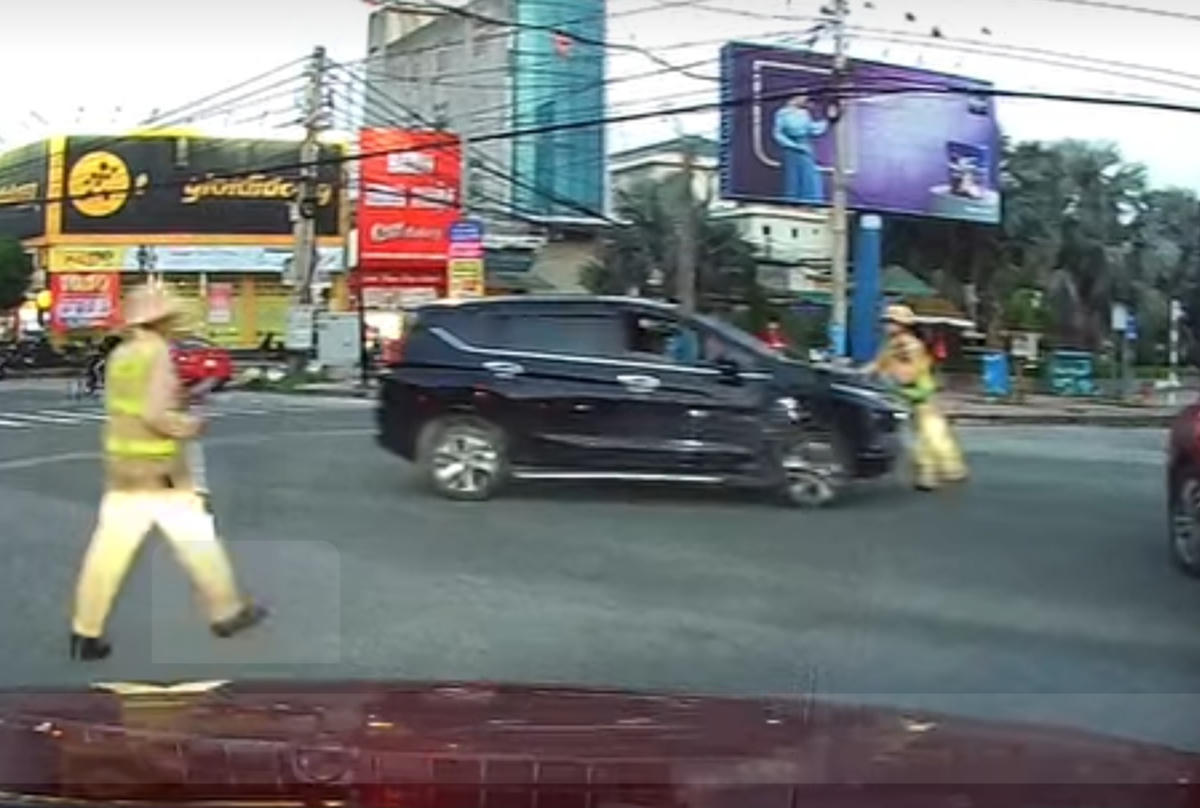 Tài xế vẫn lái xe đi tiếp dù bị CSGT ra hiệu lệnh dừng xe. Ảnh chụp màn hình