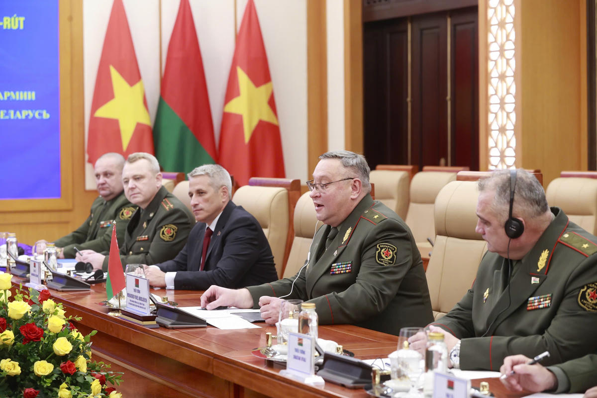 Thiếu tướng Pavel Muraveiko và các thành viên đoàn Belarus tại hội đàm. Ảnh: Phạm Hải.
