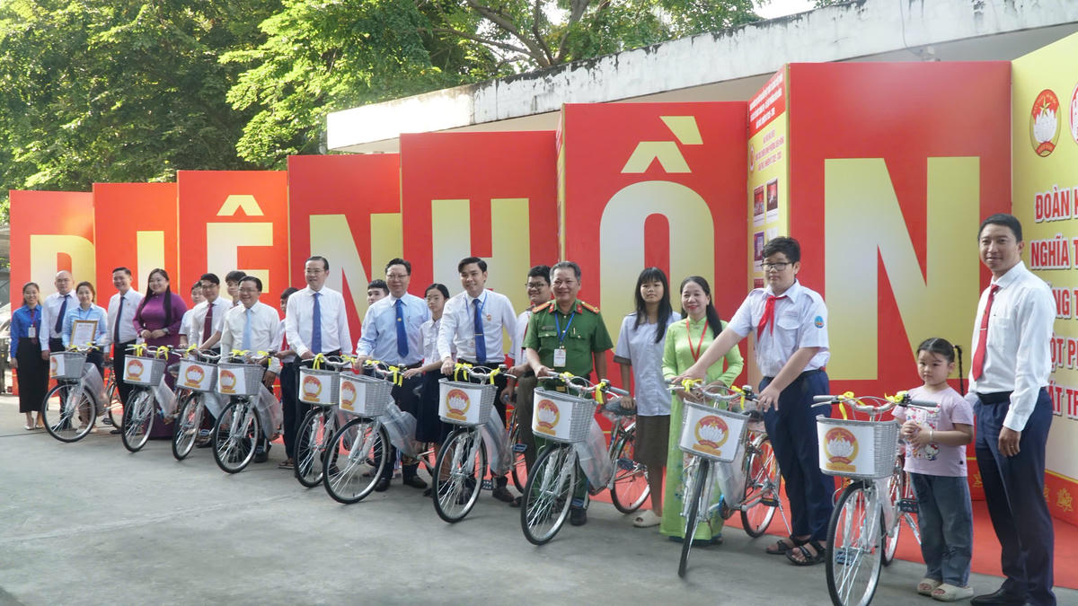 Đại hội đã tặng xe đạp cho học sinh khó khăn học giỏi trên địa phường. Ảnh: K.Tr.