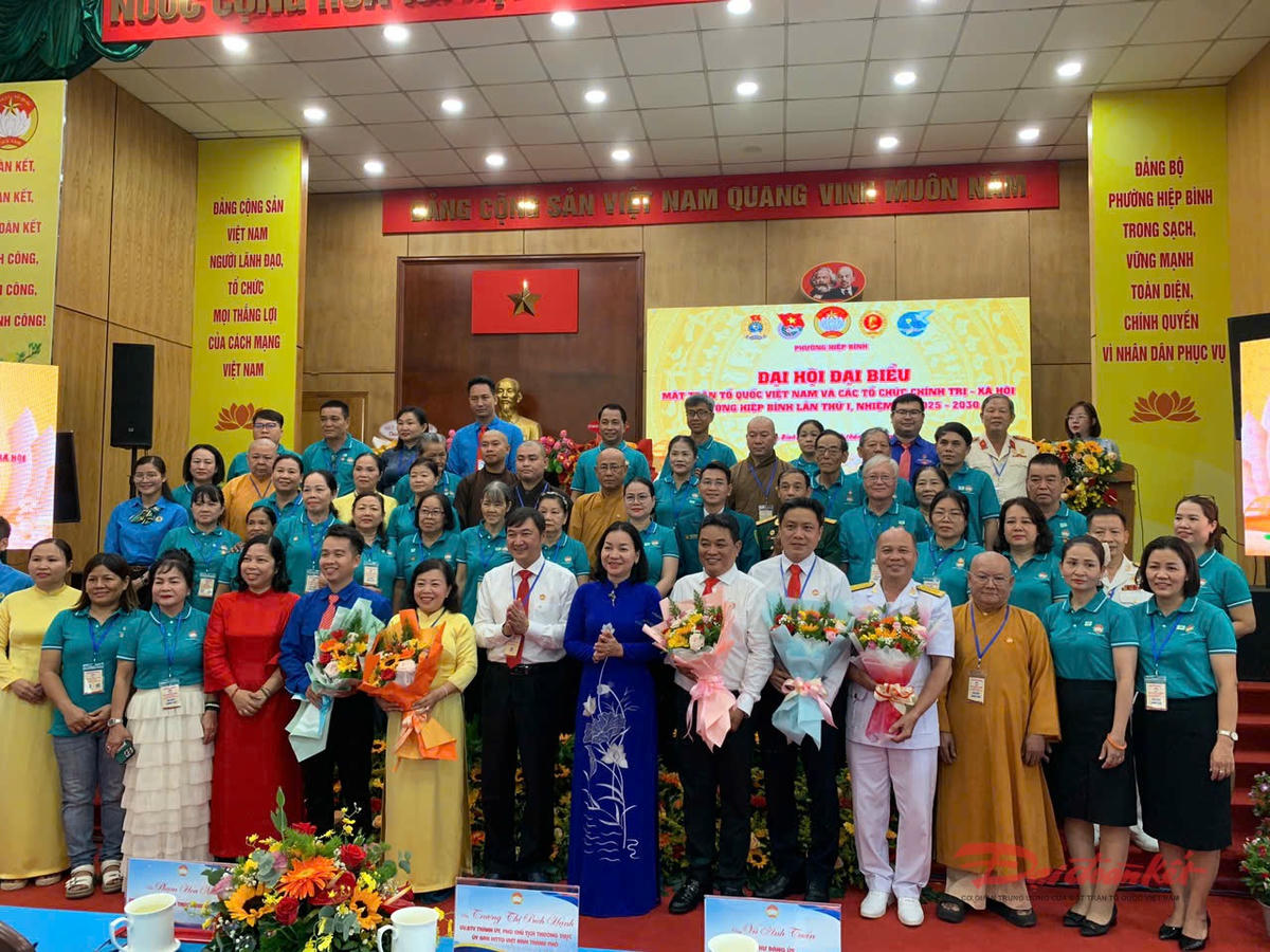 Bà Trương Thị Bích Hạnh - Phó Chủ tịch Thường trực Ủy ban MTTQ Việt Nam TP.HCM chúc mừng các ủy viên Ủy ban MTTQ Việt Nam phường Hiệp Bình lần thứ I. Ảnh: Hồng Phúc.