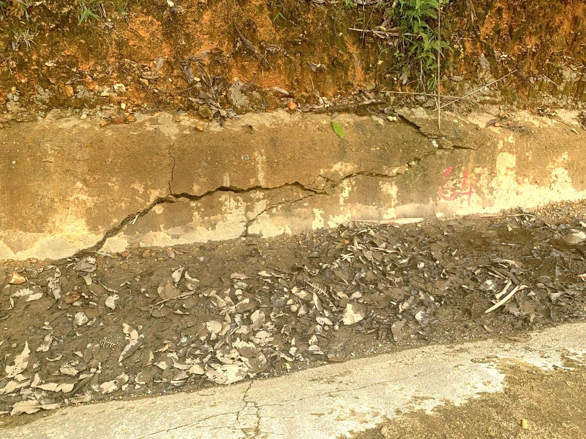 Vết nứt mương thoát nước tại vị trí mặt đường bị sụt lún. Ảnh: CV.