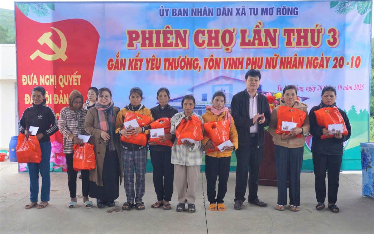 Lãnh đạo xã Tu Mơ Rông tặng quà cho người dân có hoàn cảnh khó khăn. Ảnh: Tấn Thành.