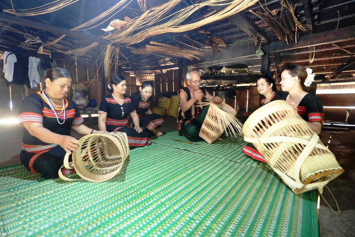 Nghề đan gùi truyền thống của người Giẻ Triêng đang được truyền cho thế hệ trẻ. Ảnh: Tấn Thành