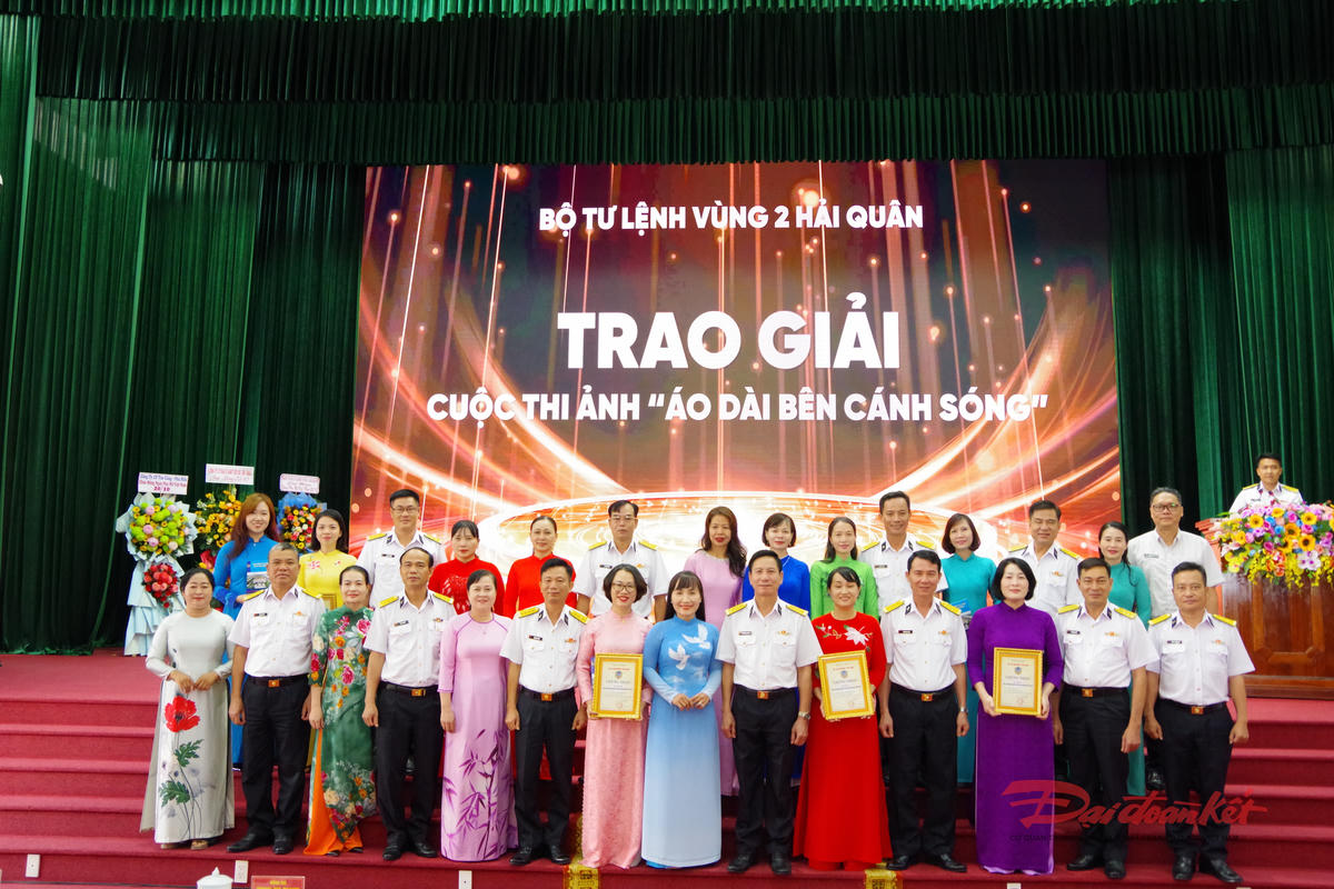 Thủ trưởng các đơn vị chụp ảnh với các thí sinh đạt giải cao trong cuộc thi ảnh. Ảnh: H.Phúc.