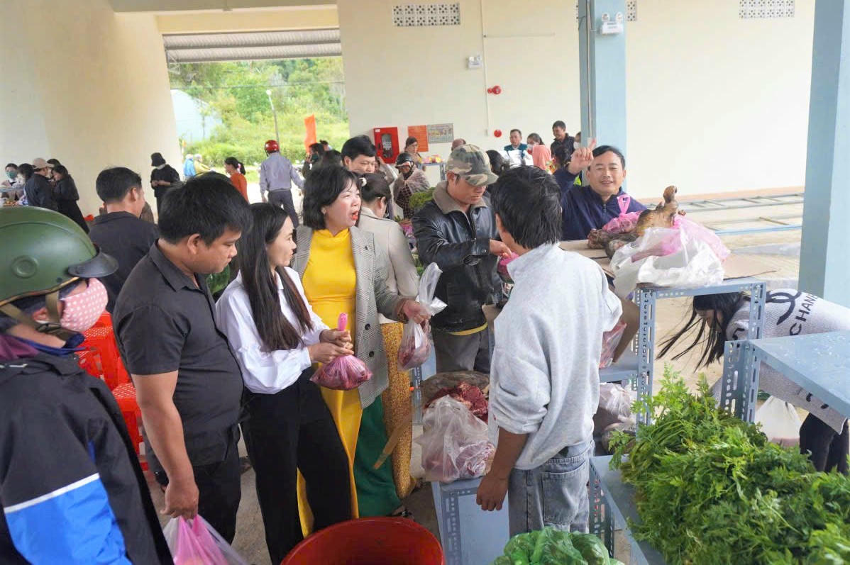 Người dân xã Tu Mơ Rông tham gia “Phiên chợ 0 đồng và có đồng” lần thứ 3. Ảnh: Tấn Thành.