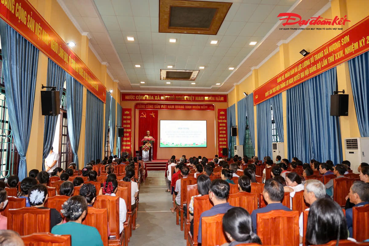 Ban An toàn giao thông TP Hà Nội phối hợp với Phòng Cảnh sát giao thông tổ chức cho hơn 200 người, tham dự lớp tập huấn, tuyên truyền an toàn giao thông tại xã Hương Sơn. Ảnh: Lê Khánh.