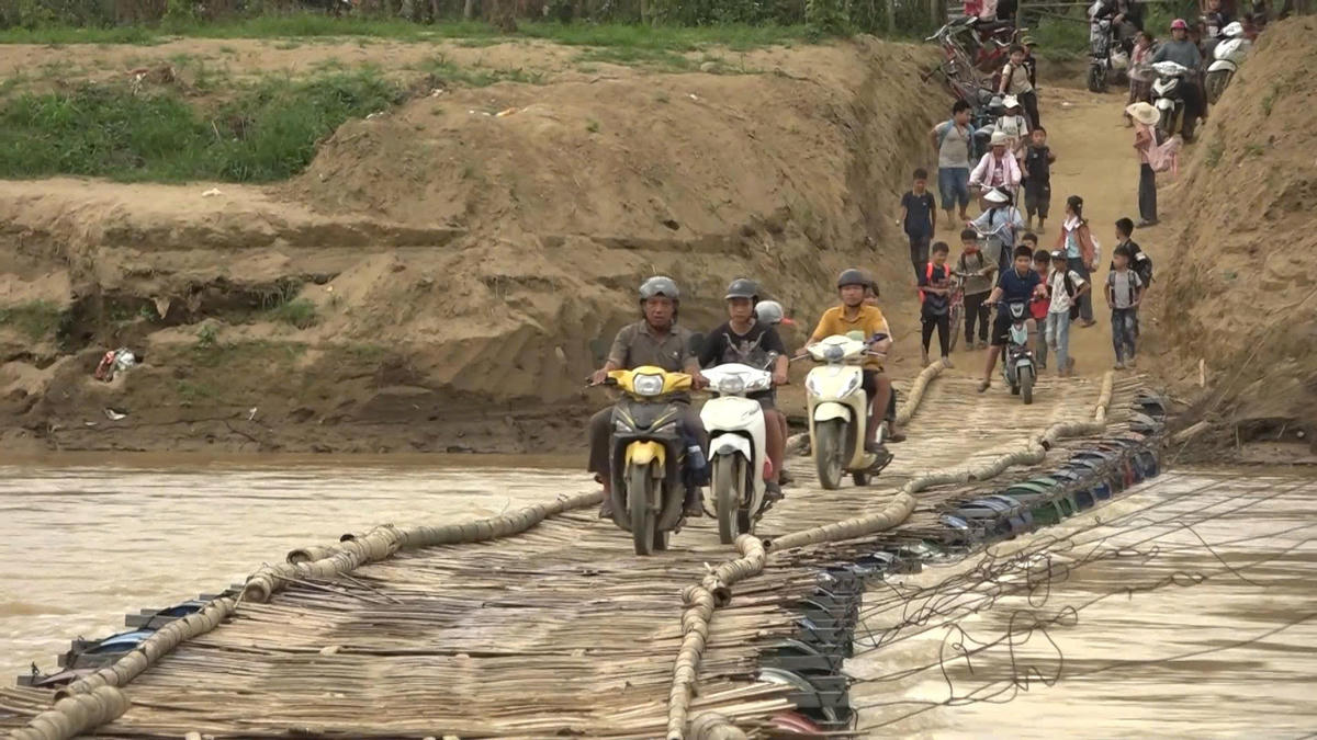 Người dân đi lại thuận tiện hơn khi có cầu phao tạm. Ảnh: Cao Thiên - Dương Linh.