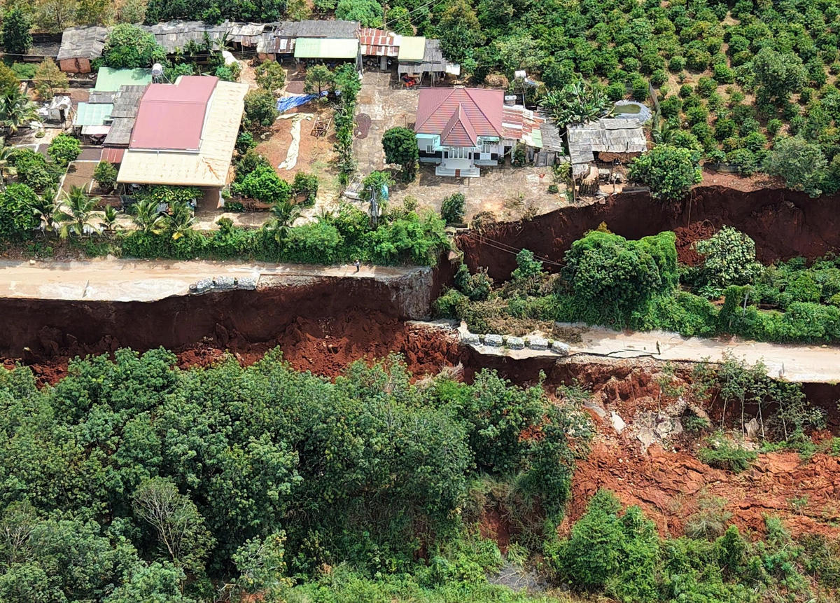 Điểm sạt lở trên tuyến đường tạo bờ vực cao gần 10m. Ảnh: Đình Sang.
