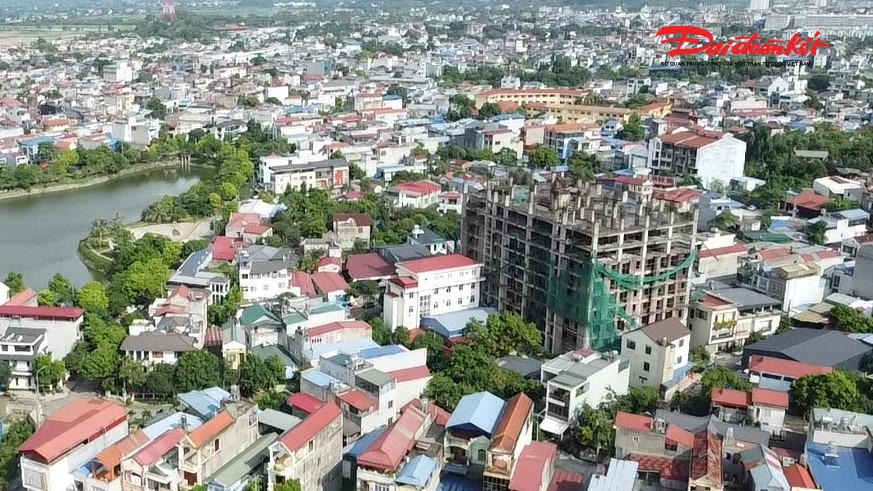 Tòa chung cư Đại Nam nằm ở khu đô thị Hoàng Ngân bị đình chỉ xây dựng để phục vụ công tác thanh tra từ năm 2019. Nhưng đến nay vẫn chưa có kết luận về vụ việc nay, công trình trở thành dự án treo. Ảnh: Toán Nguyễn.