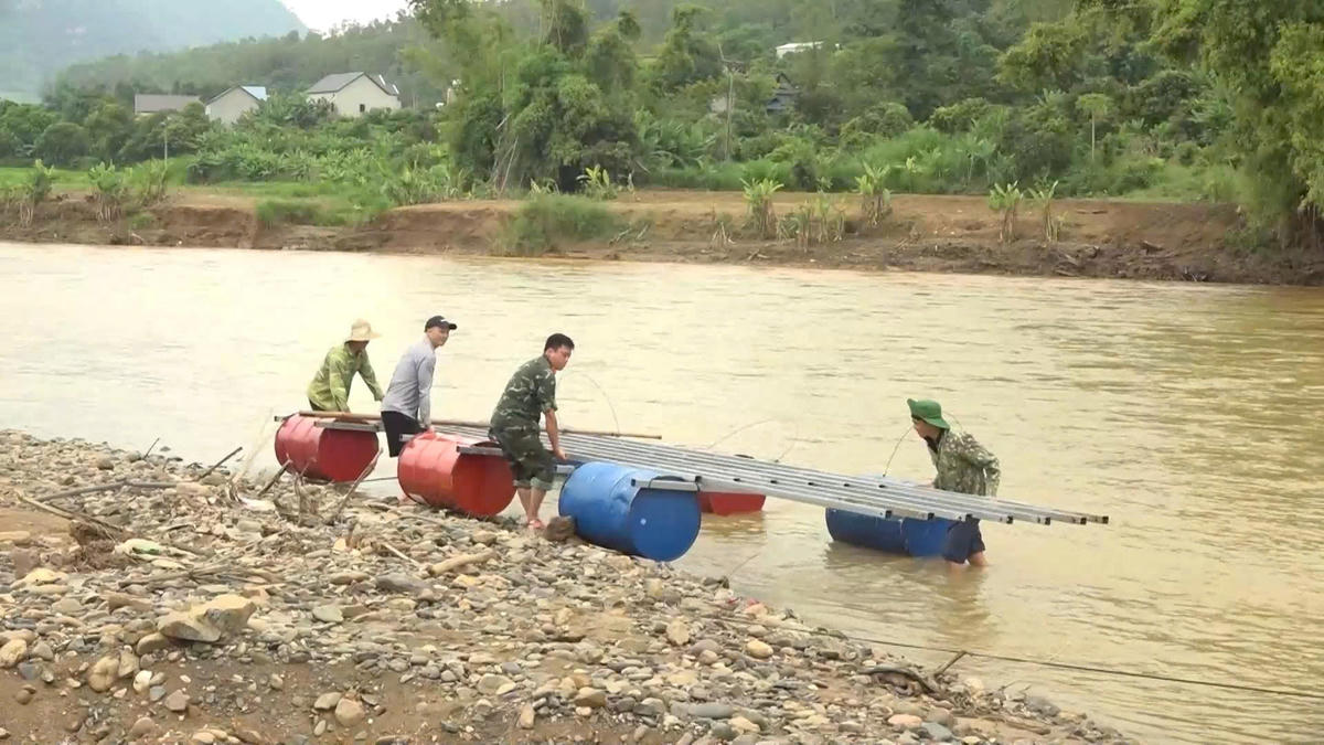 Ban Chỉ huy Quân sự tỉnh Sơn La và Ban Chỉ huy Phòng thủ khu vực 2 - Sông Mã cùng nhau làm cầu phao tạm. Ảnh: Cao Thiên - Dương Linh.