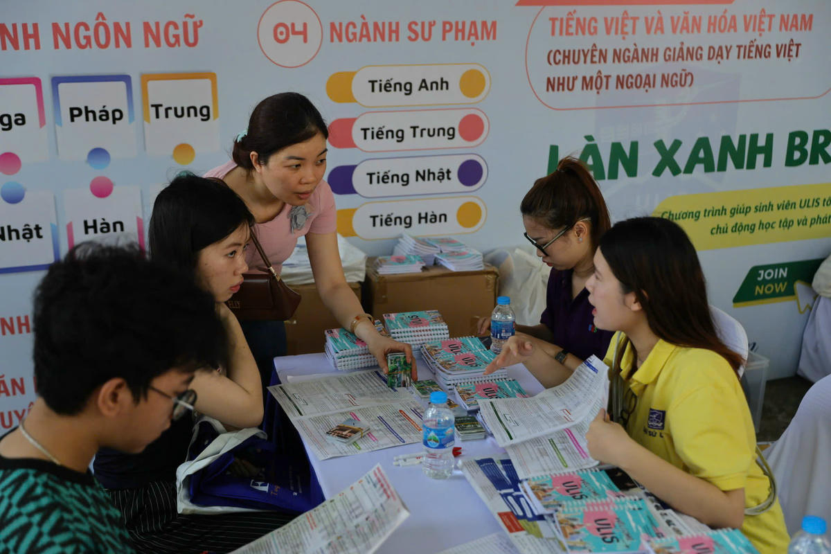 Học sinh, phụ huynh tìm hiểu thông tin tuyển sinh của trường đại học.