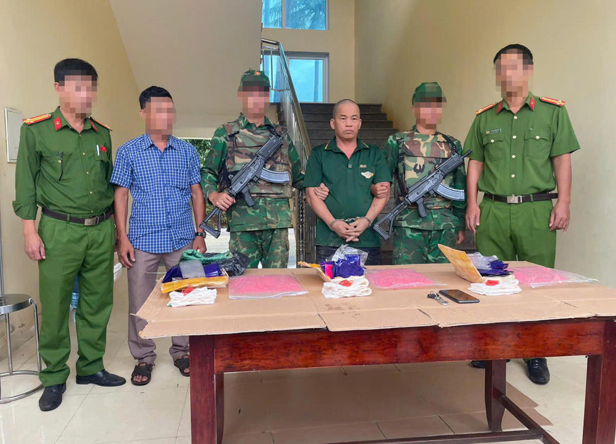 Đối tượng Nguyễn Ngọc Lân cùng với tang vật. Ảnh: BPCC.